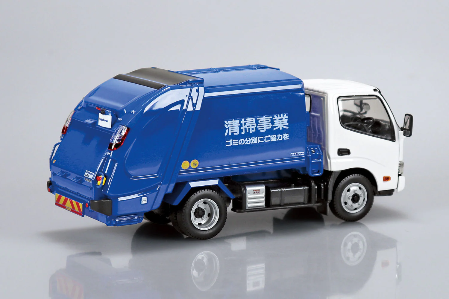 Aoshima 1/32 Snap Kit #25-PK Hino Dutro Garbage Truck - Image 3